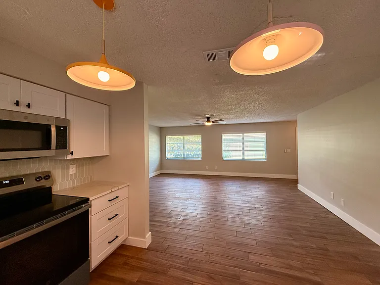 421 6th Ave NE #B — Photo 3