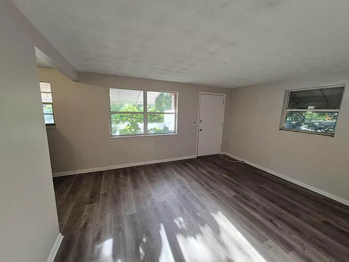 3 bed, 1.0 bath, 828 sqft, $1,250 — Photo 3