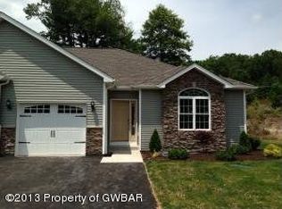 17 Somerset Dr, Hanover Township, PA 18706
