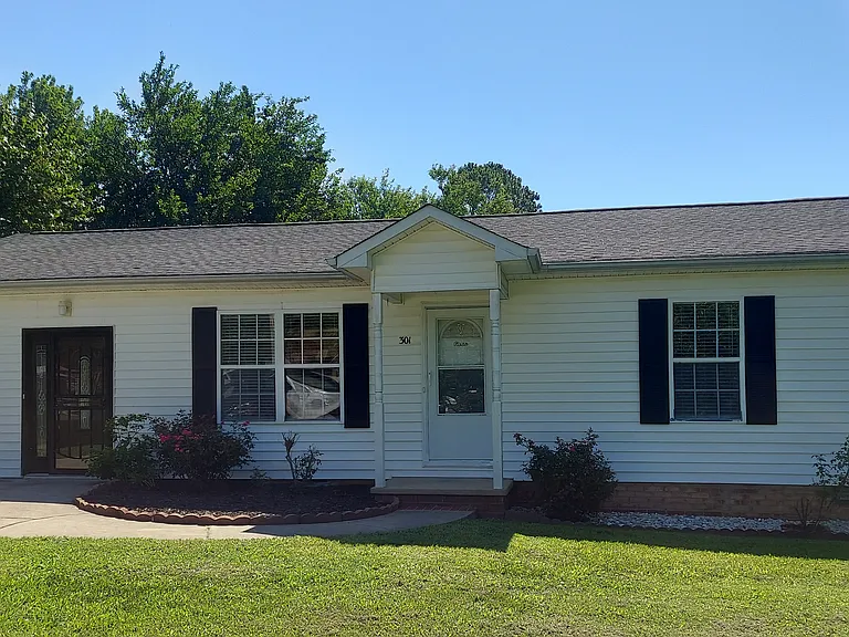 301 Cloverdale Dr — Photo 2