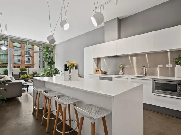 53 Hastings St W #409, Vancouver, BC V6B 1G4