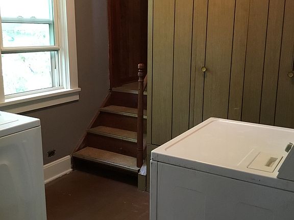 1st floor laundry (provided machines)