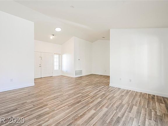 4th image of 2525 Desert Sands Dr