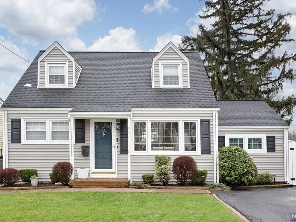 26 Grove St, Waldwick, NJ 07463