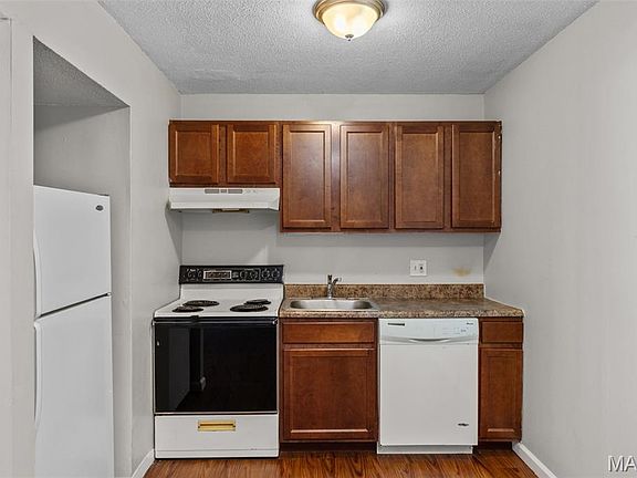 4th image of 2140 Hampton Ave