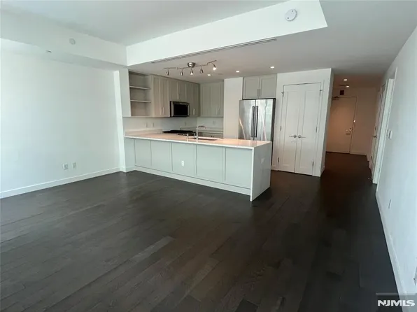 800 Avenue image 2 of 7