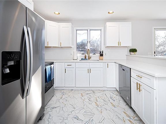 4th image of 262 Wood Hill Rd