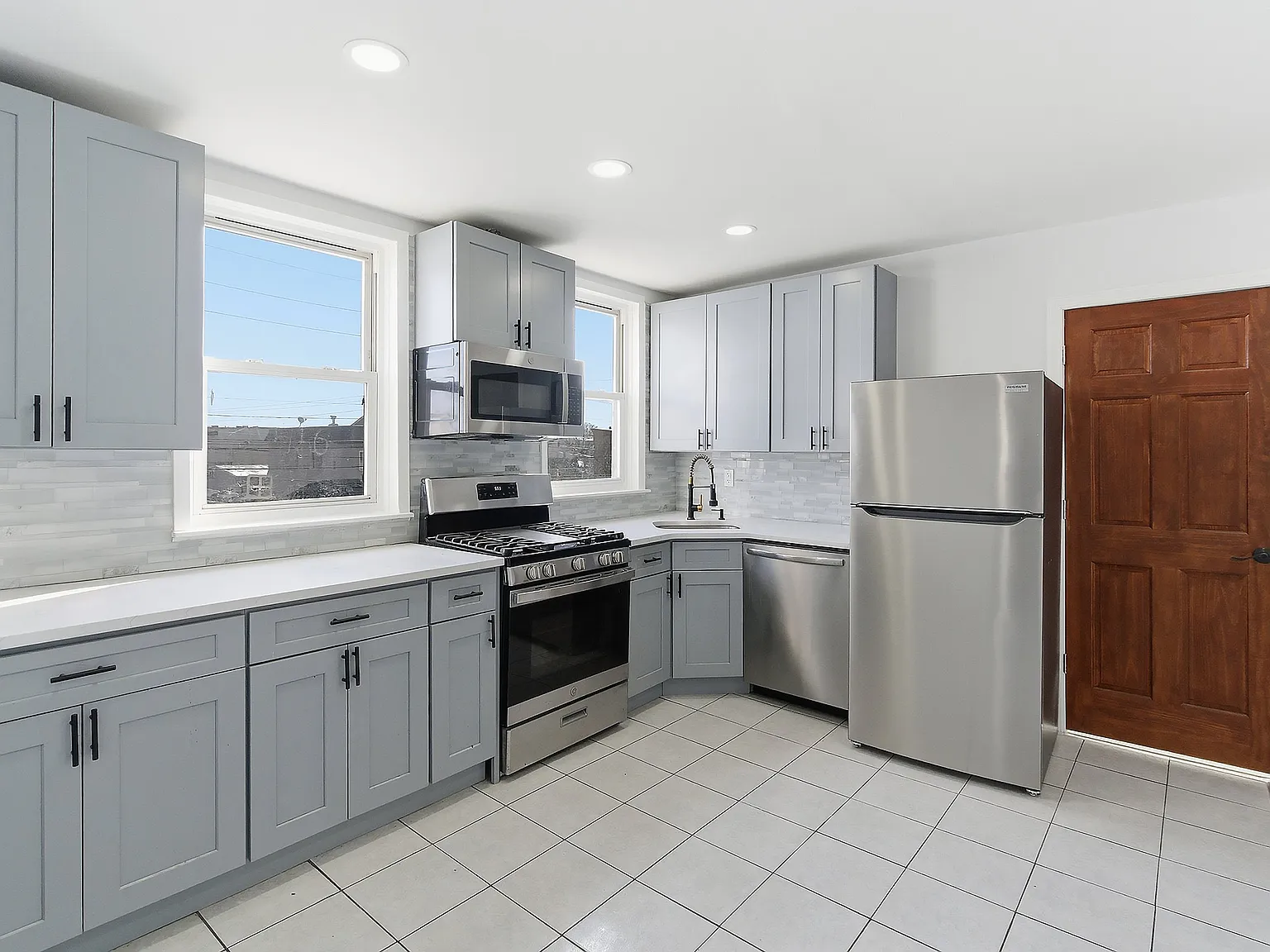 2 bed, 900 sqft, $1,900 — Photo 2