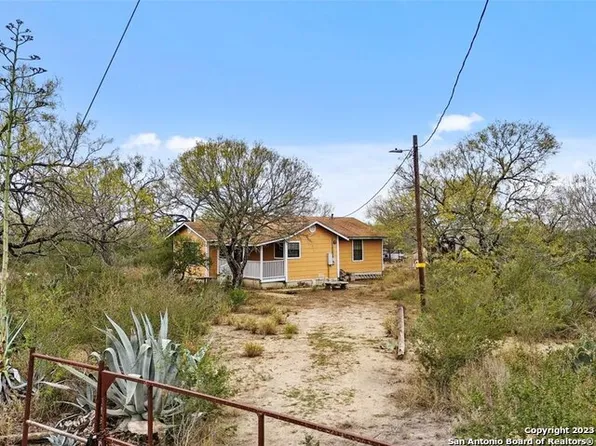 3027 County Road 310, Charlotte, TX 78011