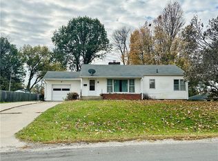 820 W 1st St, Maryville, MO 64468