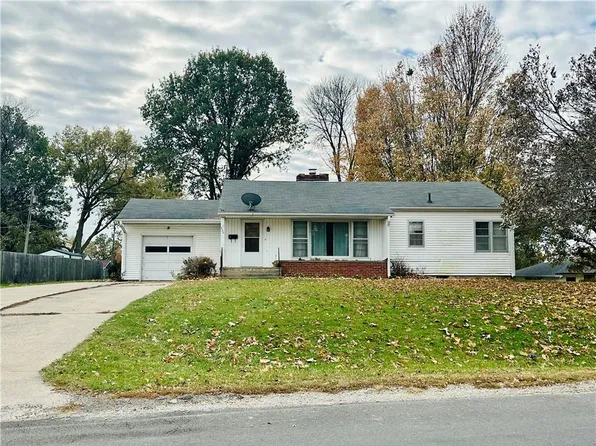 820 W 1st St, Maryville, MO 64468