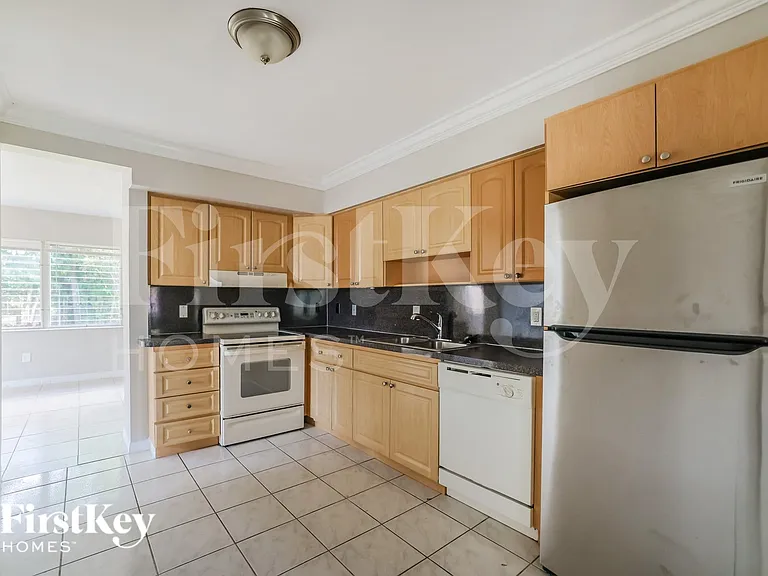 4810 NE 8th Ave — Photo 5