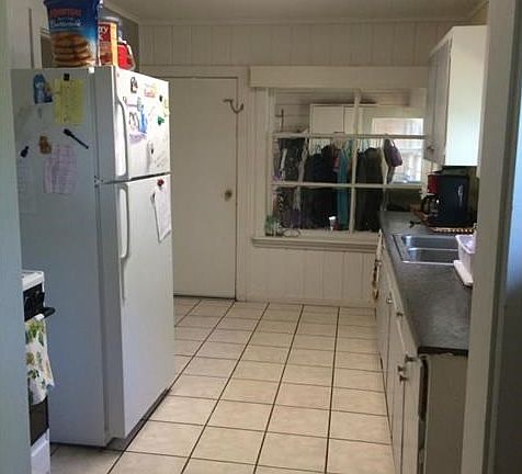 Kitchen in two bedroom unit (Tile in the kitchen)