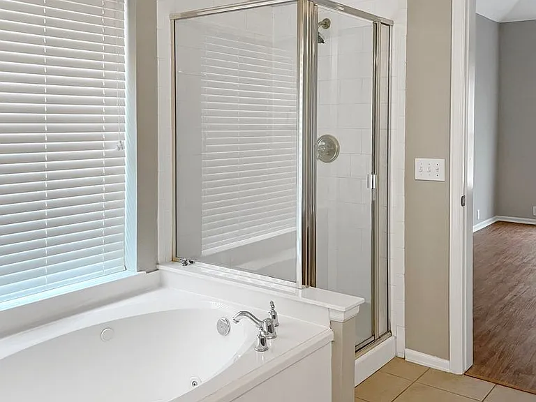 2820 Thorncreek Ln — Photo 12