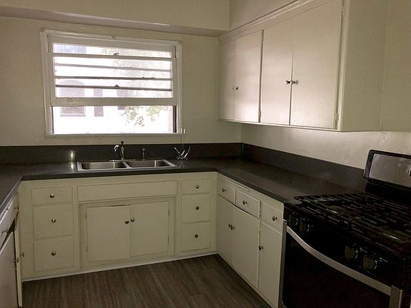 5th image of 200 S Sycamore Ave #17