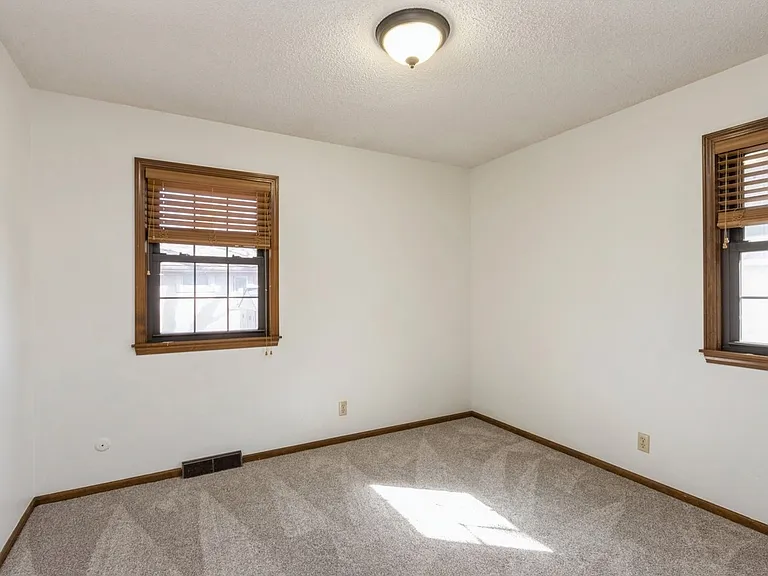 7405 W 74th St — Photo 2