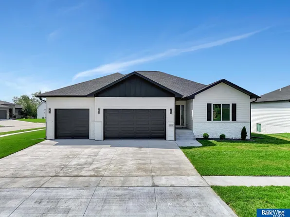 1515 E 9th St, Hickman, NE 68372