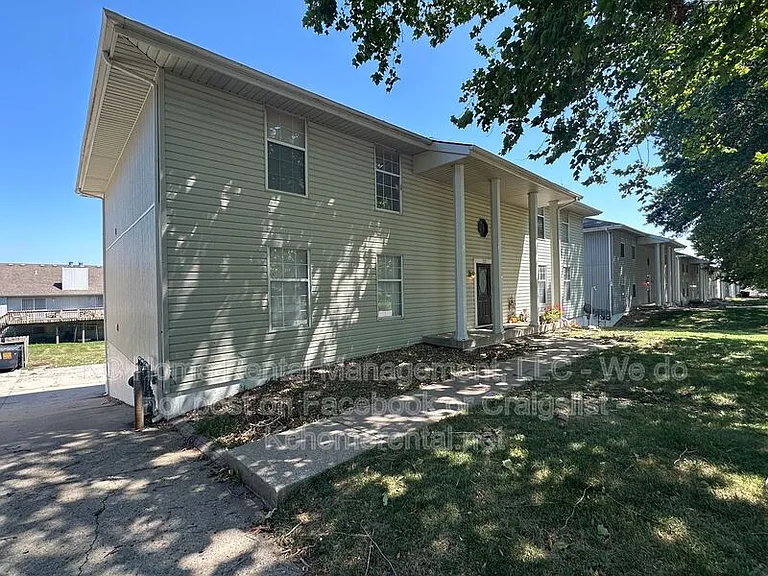 211 NW Barr Rd #C — Photo 2