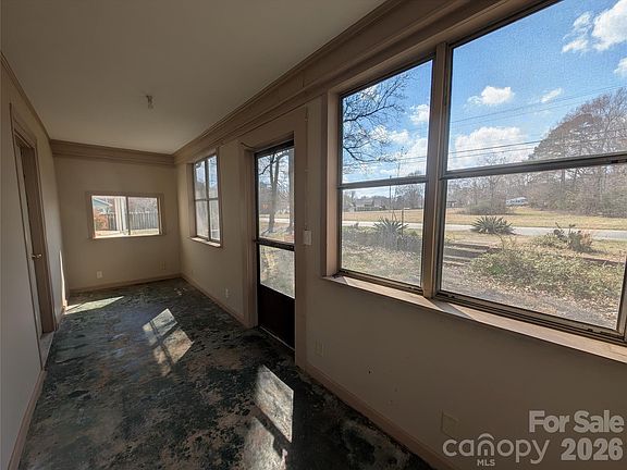 4th image of 633 S Eastway Dr