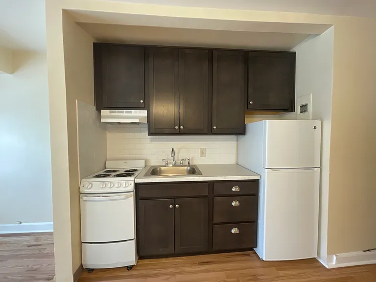 Chateau Apartments — Photo 19