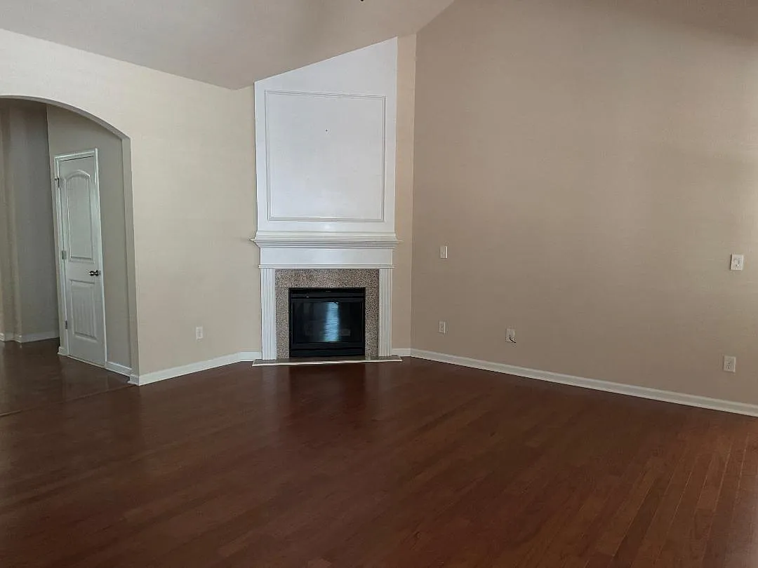 3 bed, 1800 sqft, $2,500 — Photo 2