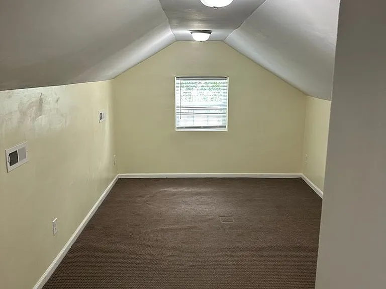 523 Hilltop Dr — Photo 5