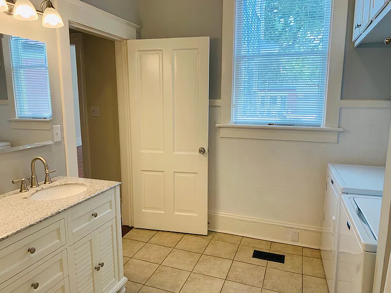 903 Montgomery St — Photo 21