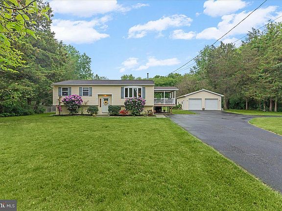 3rd image of 527 Fairview Rd