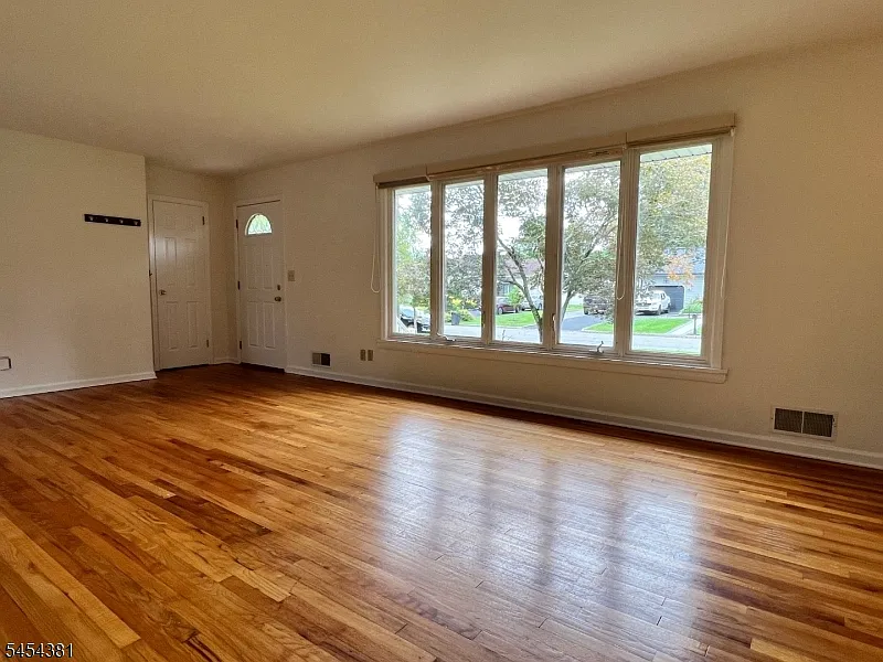 3 bed, 2.5 bath, 1232 sqft, $3,600 — Photo 3