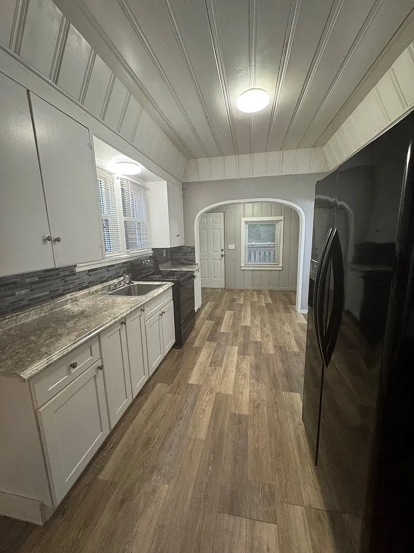 3 Bedroom/ 1/5 Bathroom House- Newly Renovated — Photo 3