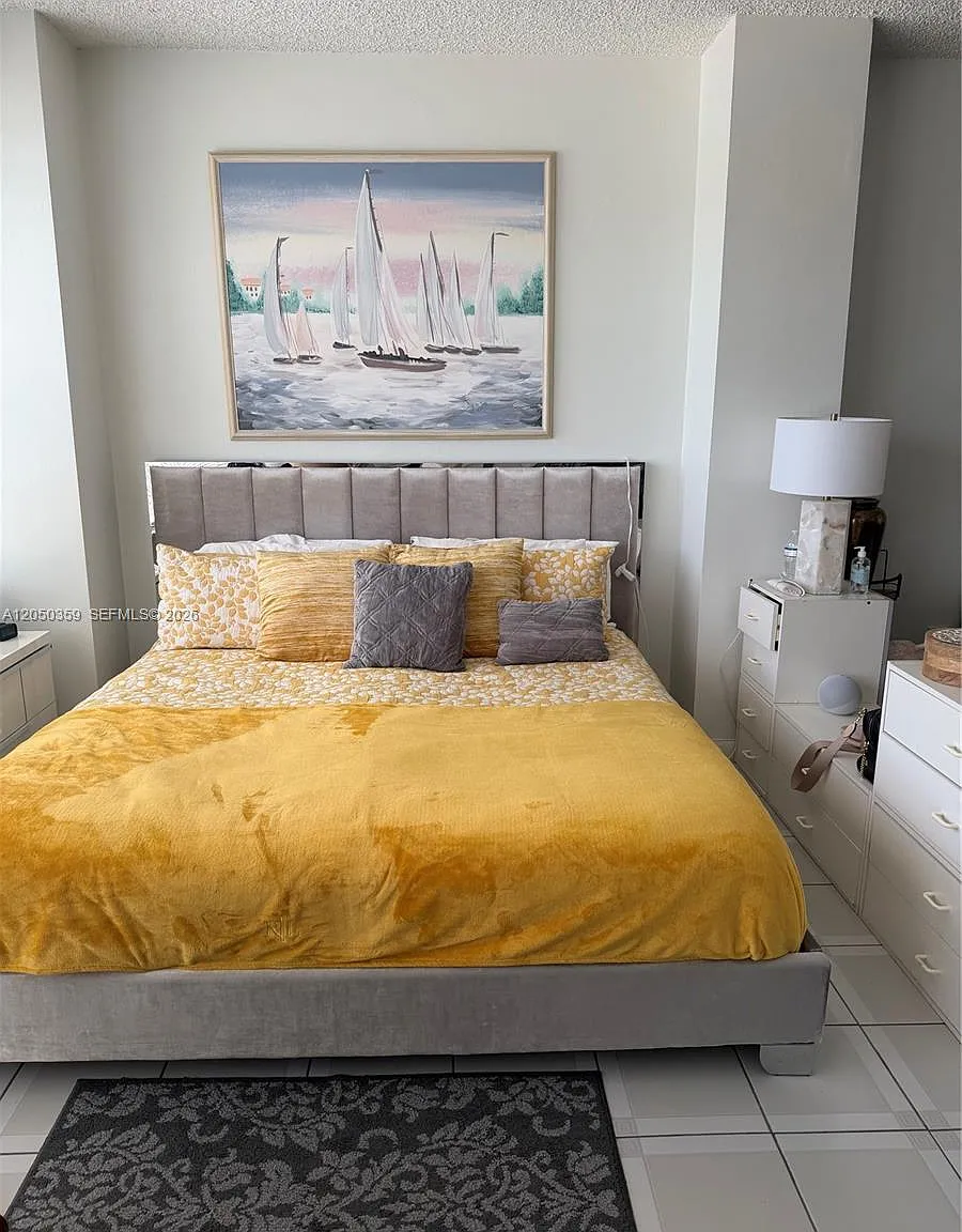 The Executive Condo — Photo 2