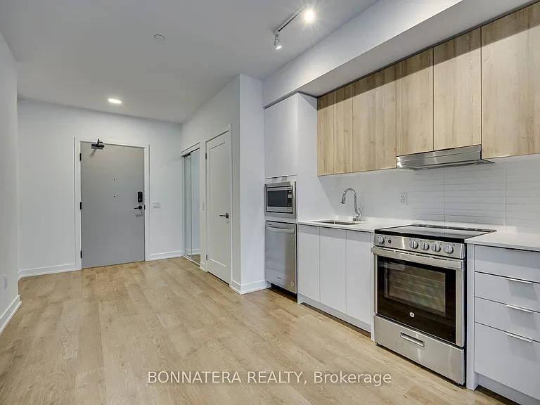 5105 Hurontario St #408 — Photo 10