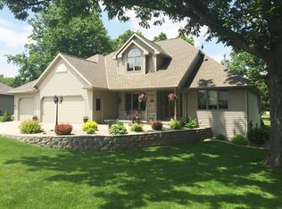 444 Meadow Wind Dr, Green Bay, WI 54311