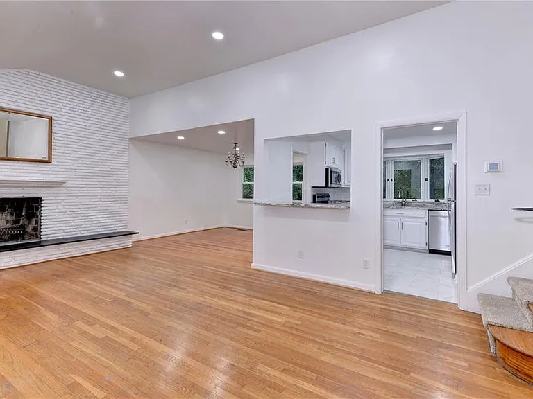 309 Corbin Dr — Photo 3