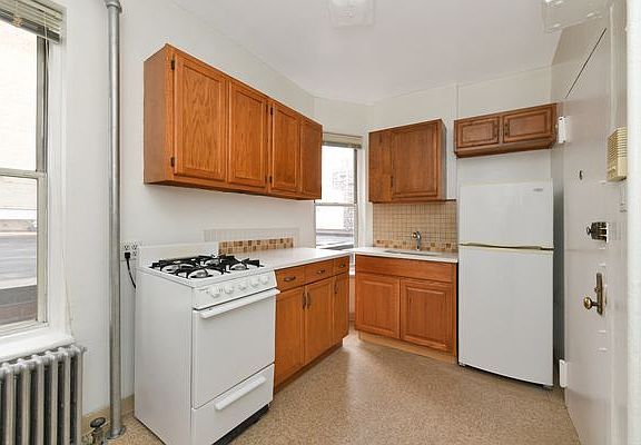 4th image of 540 W 47th St APT 13