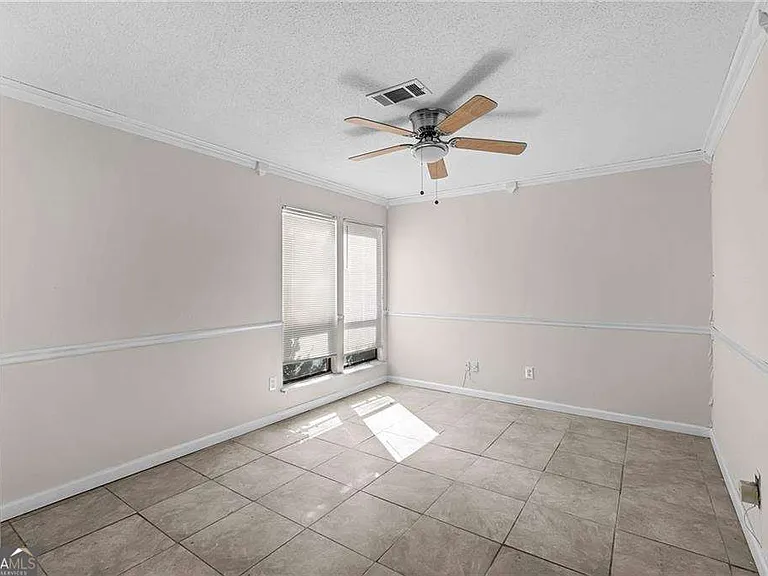 990 Chapman Ln — Photo 8