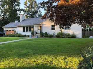 30 Elm Tree Ln, Pelham, NY 10803