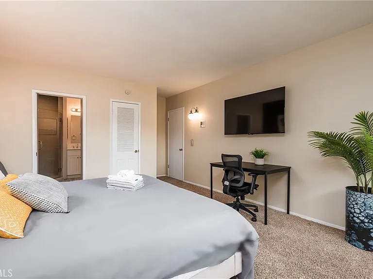 2328 E Vine Ave — Photo 13