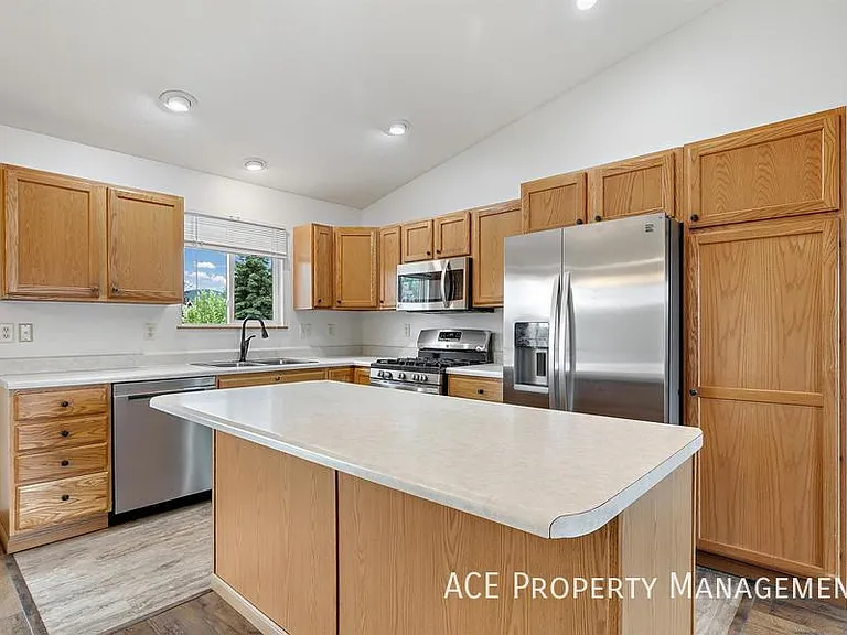 8563 Stables Dr — Photo 5