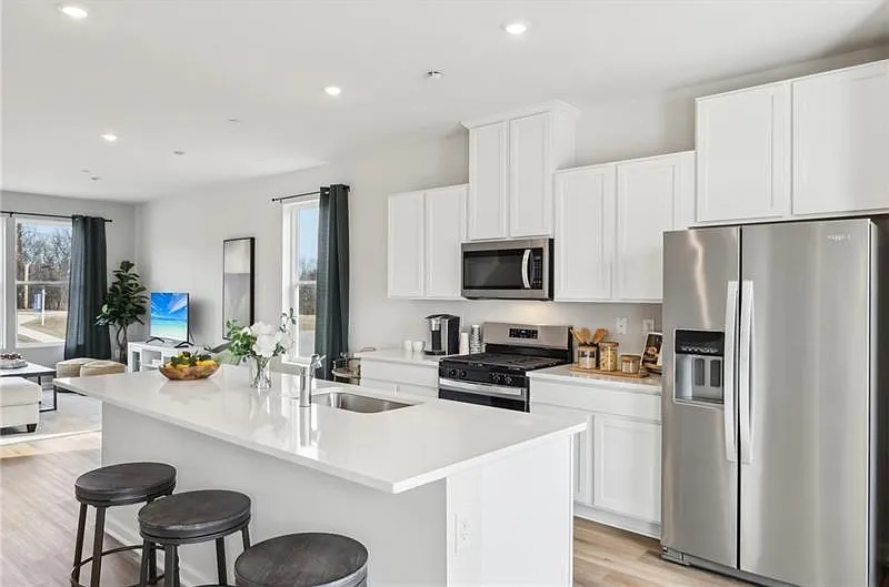 3 bed, 2.5 bath, 2208 sqft, $2,600 — Photo 3