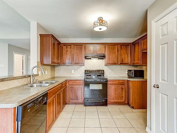 2nd image of 2304 Arrowhead Dr