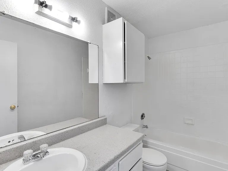 Villa Nueva Apartments — Photo 43