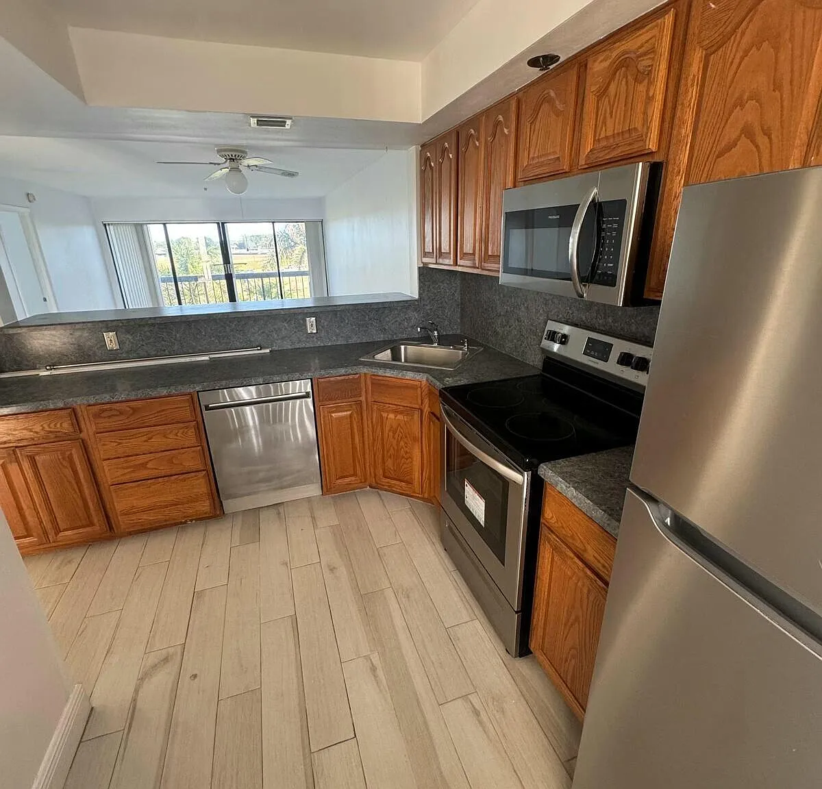 2 bed, 2.0 bath, 1042 sqft, $2,100 — Photo 1