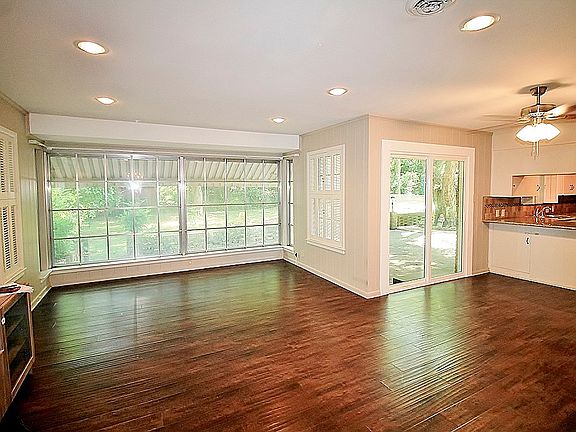 4th image of 910 Linwood Dr