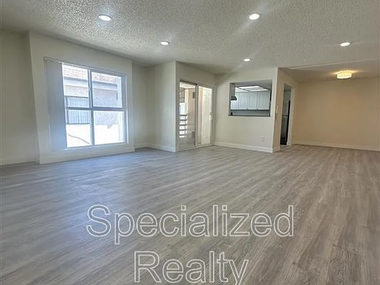 328 E Providencia Ave — Photo 3