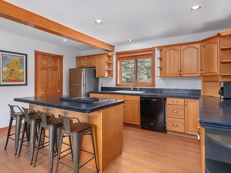 274 N Willow St — Photo 4