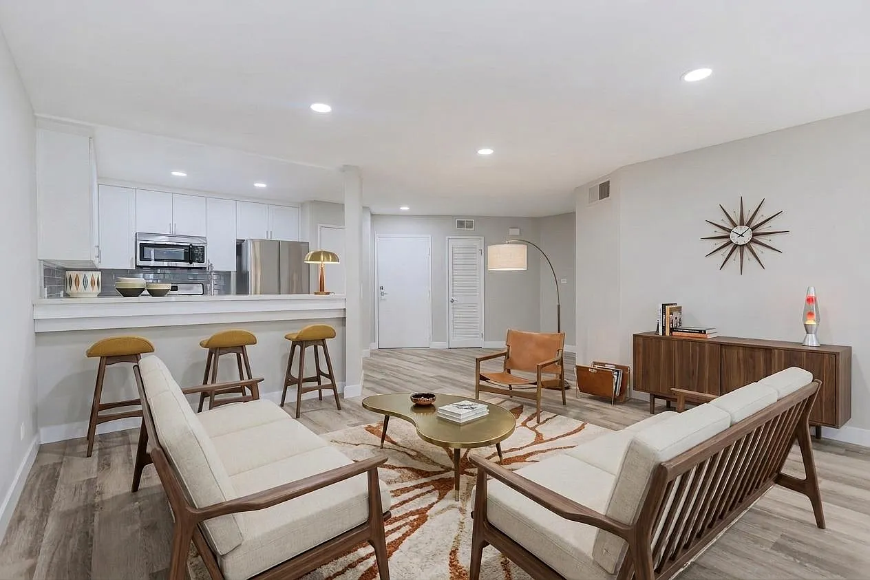 7918 Reseda Blvd — Photo 4