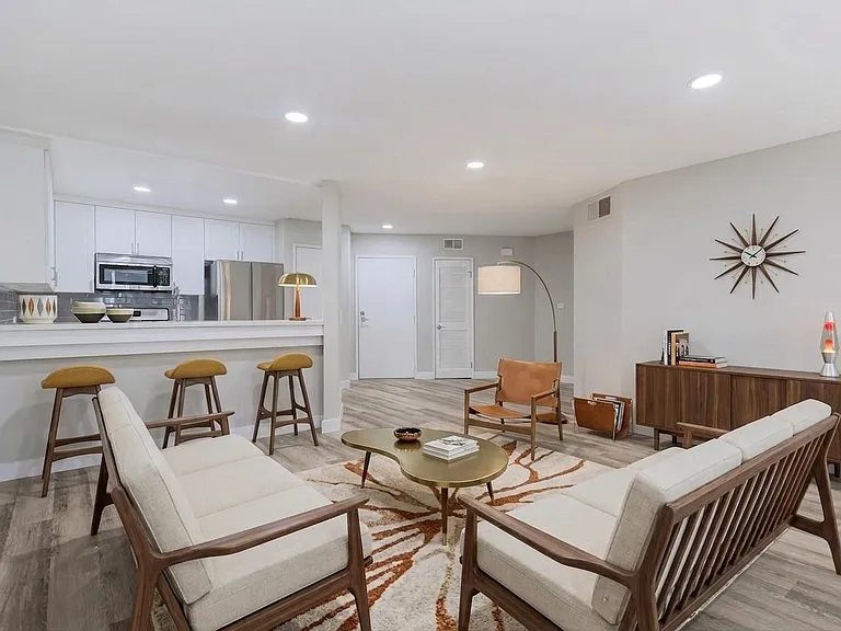 7918 Reseda Blvd — Photo 4