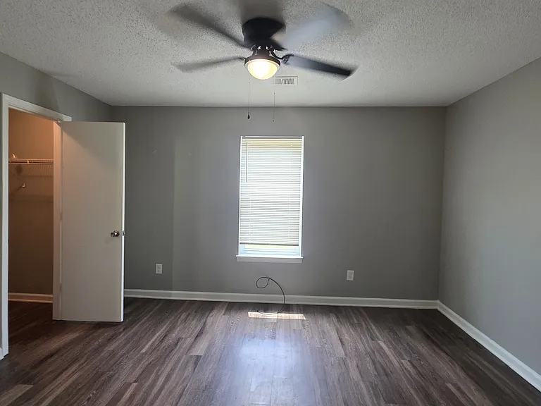 2504 Redvers Ave — Photo 11