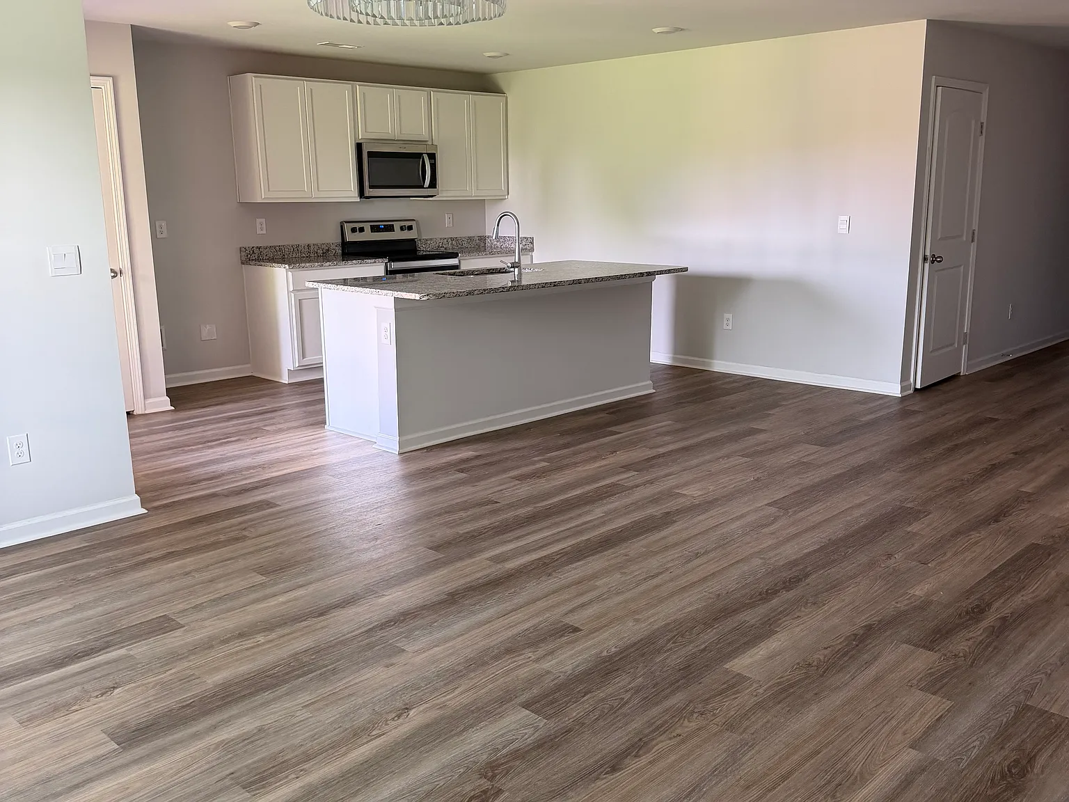 3 bed, 1537 sqft, $2,200 — Photo 3